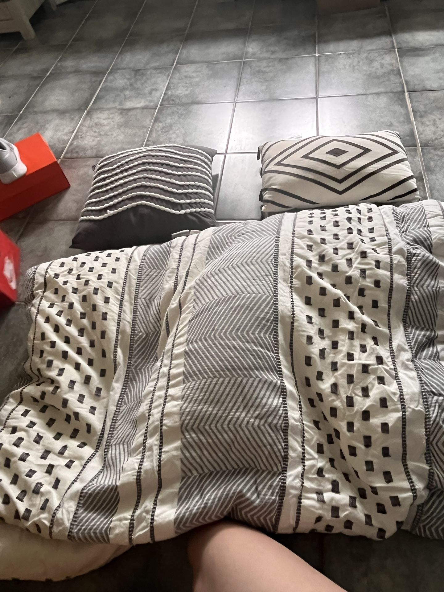 Queen Quit With Pillows