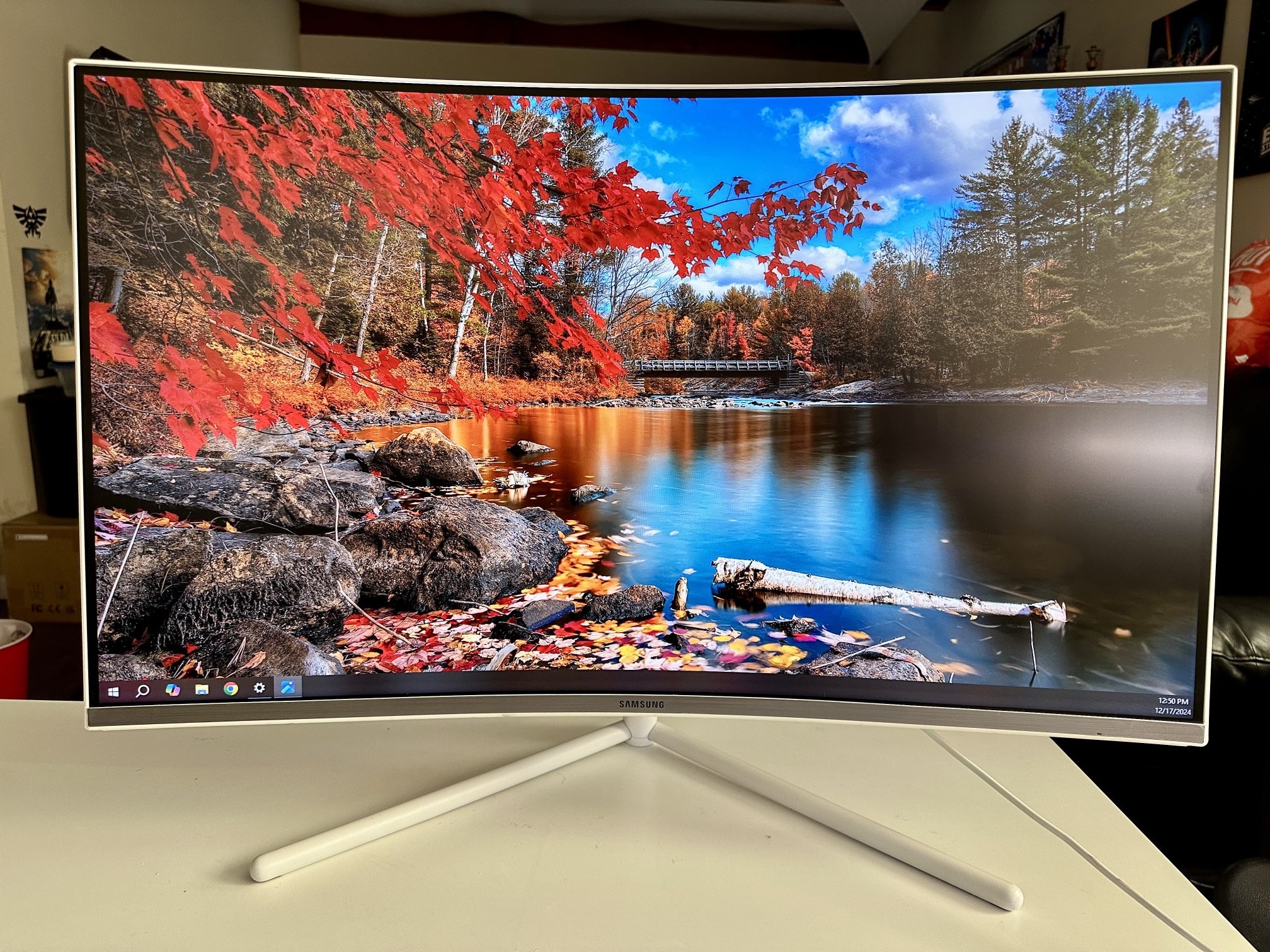 Samsung 32” Curved 4K Monitor in White
