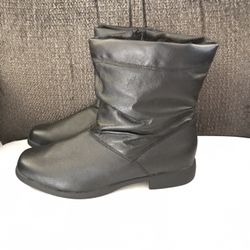 Women’s Boot Size 8 1/2 W,  NEW