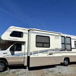 2006 Fleetwood jamboree 31ft with 2'Slide outs Only 50k original miles