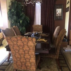 Beautiful solid wood dinning / dining table along with six elegant matching comfortable chairs. 