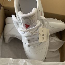 Brand new Reebok  classic leather women running sneaker  Size 9  Asking price is $50.00  Location Powder Springs Ga 30127 