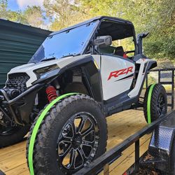 2024 POLARIS RZR XP1000 WITH BRAND NEW 7X14 DUEL AXEL, NEW GENERATION TRAILER WITH TIE DOWN STRAPS.