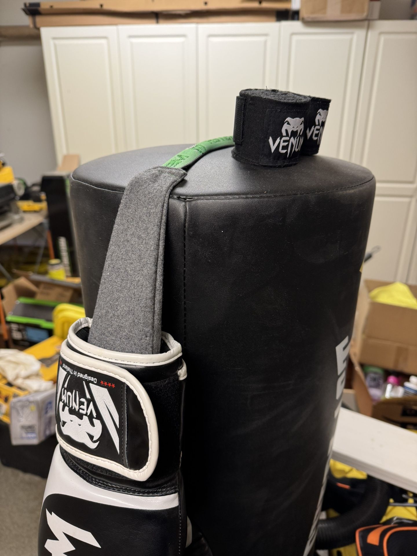 Everlast Standing Punching Bag With Gloves/wraps