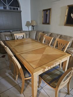 Oak Dining set table is expandable seven chairs.