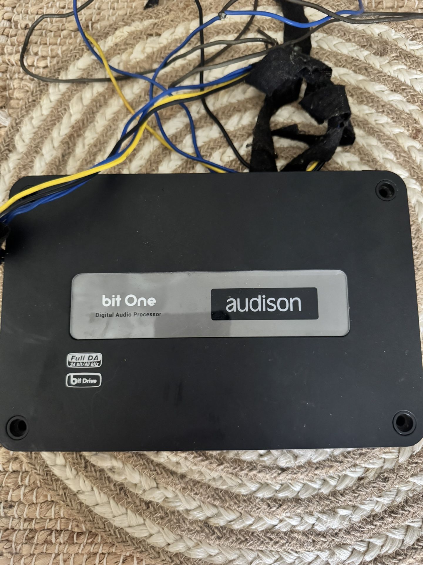 procesador de audio digital compacto diseñado para sistemas de audio de automóviles.
