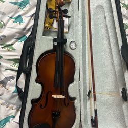 Violin Used Like Two Times Basically Brand New Very Good Condition $60 Size 4/4 I Think Comes With  Case Extra Strings