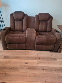 Reclining Loveseat with Center Console