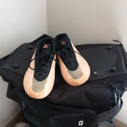 A e one's shoes