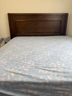Move out sale -Used king size bed+ bedspring+king size mattress in good condition