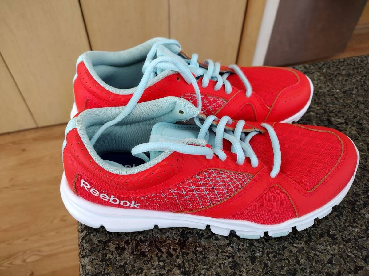New women's Reebok shoes, size 7. - $29
