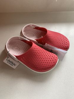 New girls youth size 2 crocs lite ride shoes