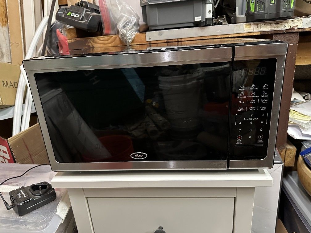 Oster OGCMDM11S2-10 Microwave