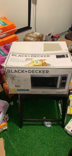 Black + Decker 0.7 Cubic Foot 700 Watt Stainless Steel Microwave with Turntable