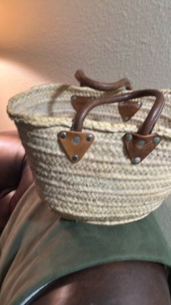 Great  Straw  & leather handles Purse or Picnic Basket  35$ pk up Everett Mall way