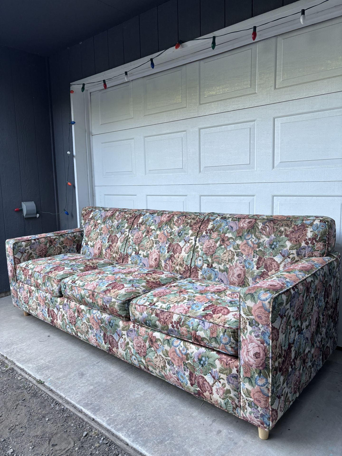 Vintage Cottage Core Floral Print Sofa •FREE DELIVERY•