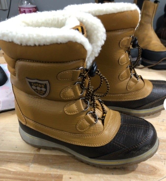 Snow Boots Size 4 Men, 6 Women