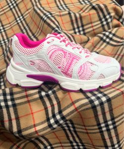 Tennis shoes
