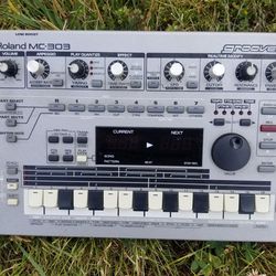 Roland MC-303 GrooveBox for Sale in Everett, WA - OfferUp