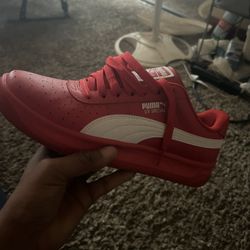 Pumas $25 Size 10