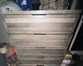 Dresser chest w/out mirrors and dresser