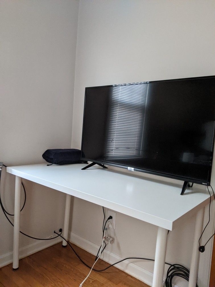 IKEA Desk
48 x 24 x29
White
Excellent condition.
Pickup only in Mayfield Heights. Thanks.