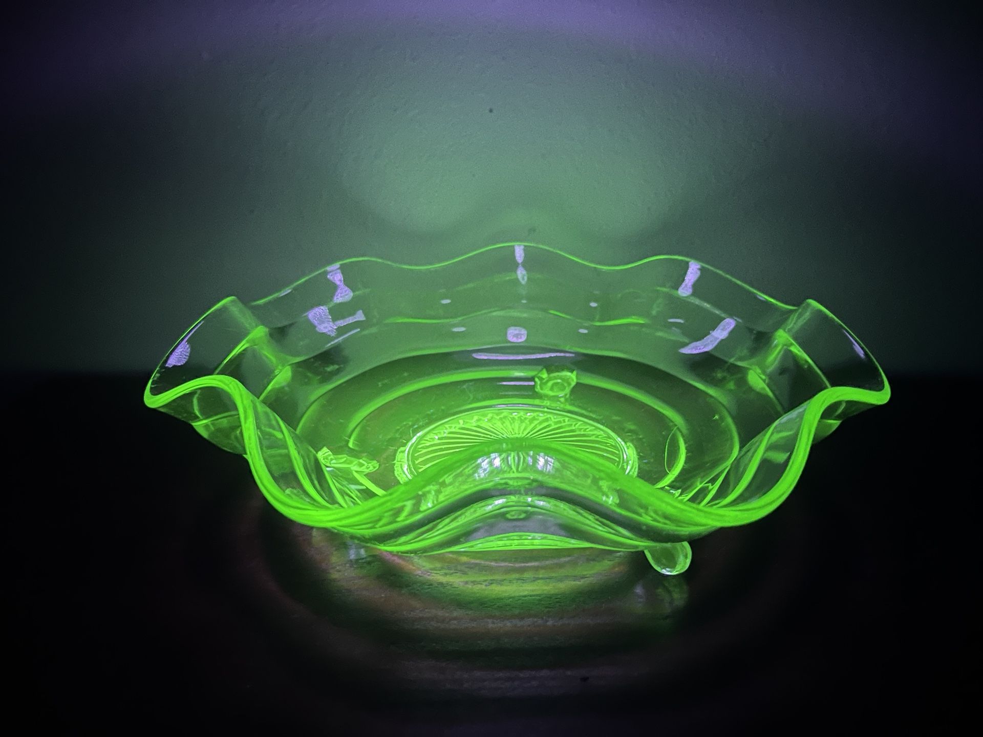 IMPERIAL GLASS Vintage Green Vaseline Glass Footed Ruffled Ribbed Bowl
