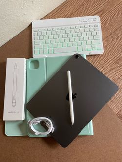 Apple iPad Air 5th Generation (M1 chip / 2022) 64GB with keyboard, pencil & Accessories