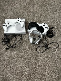 xbox series s, xbox 1, 4 controllers and turtle beach headset