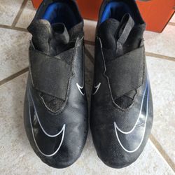 Kids Nike Soccer Cleats And Shin Guards Size 4.5Y 