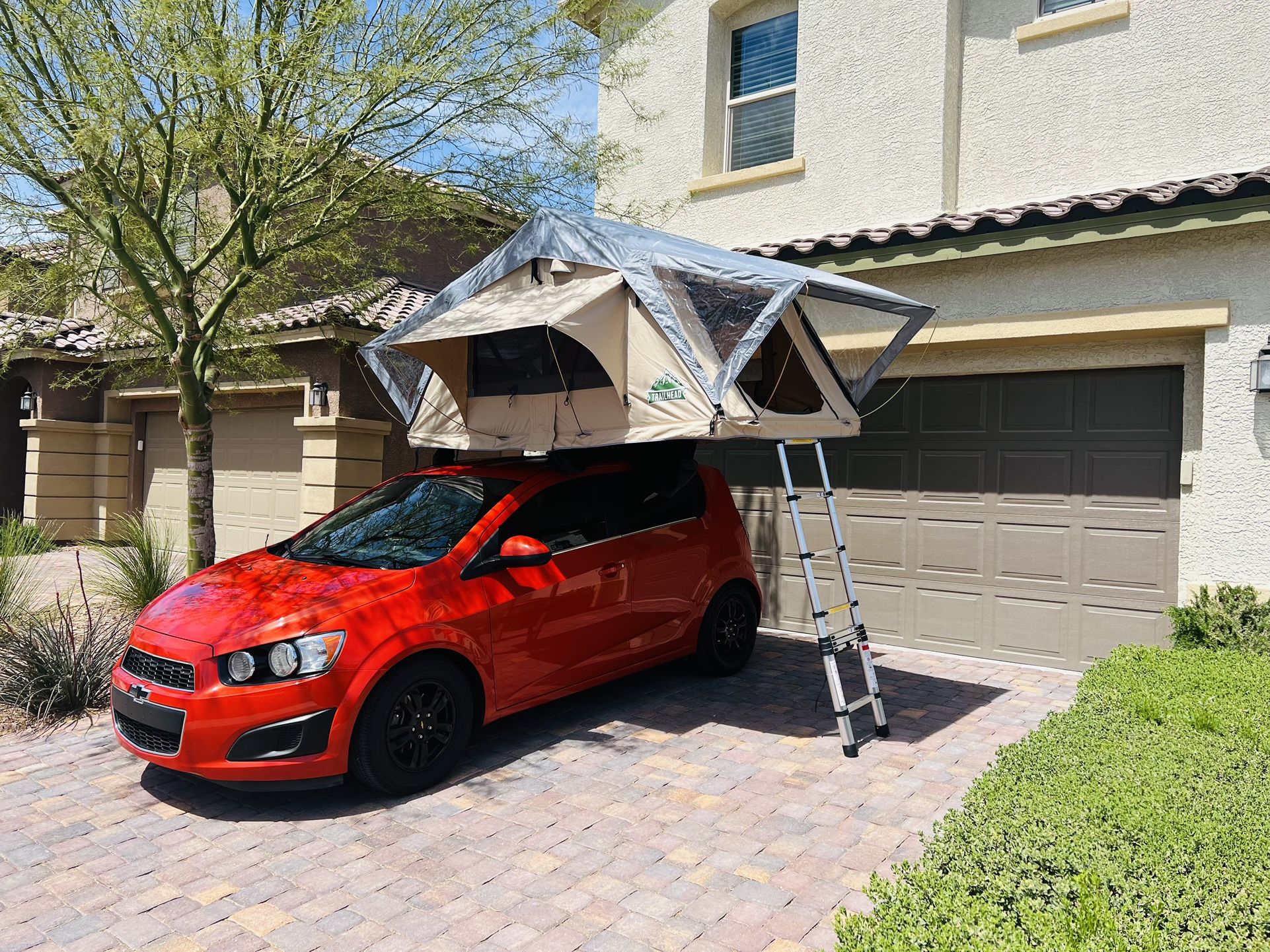 TUFF STUFF TRAILHEAD ROOFTOP TENT & Rhino Rack Cross Bars