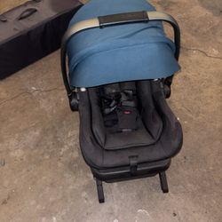 NUNA NEWBORN CARSEAT. 