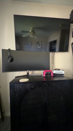 Ps5 and sansui monitor and a Lg monitor 550