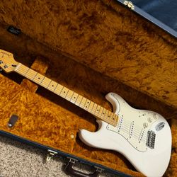 Stratocaster Fender Electric Guitar And Case