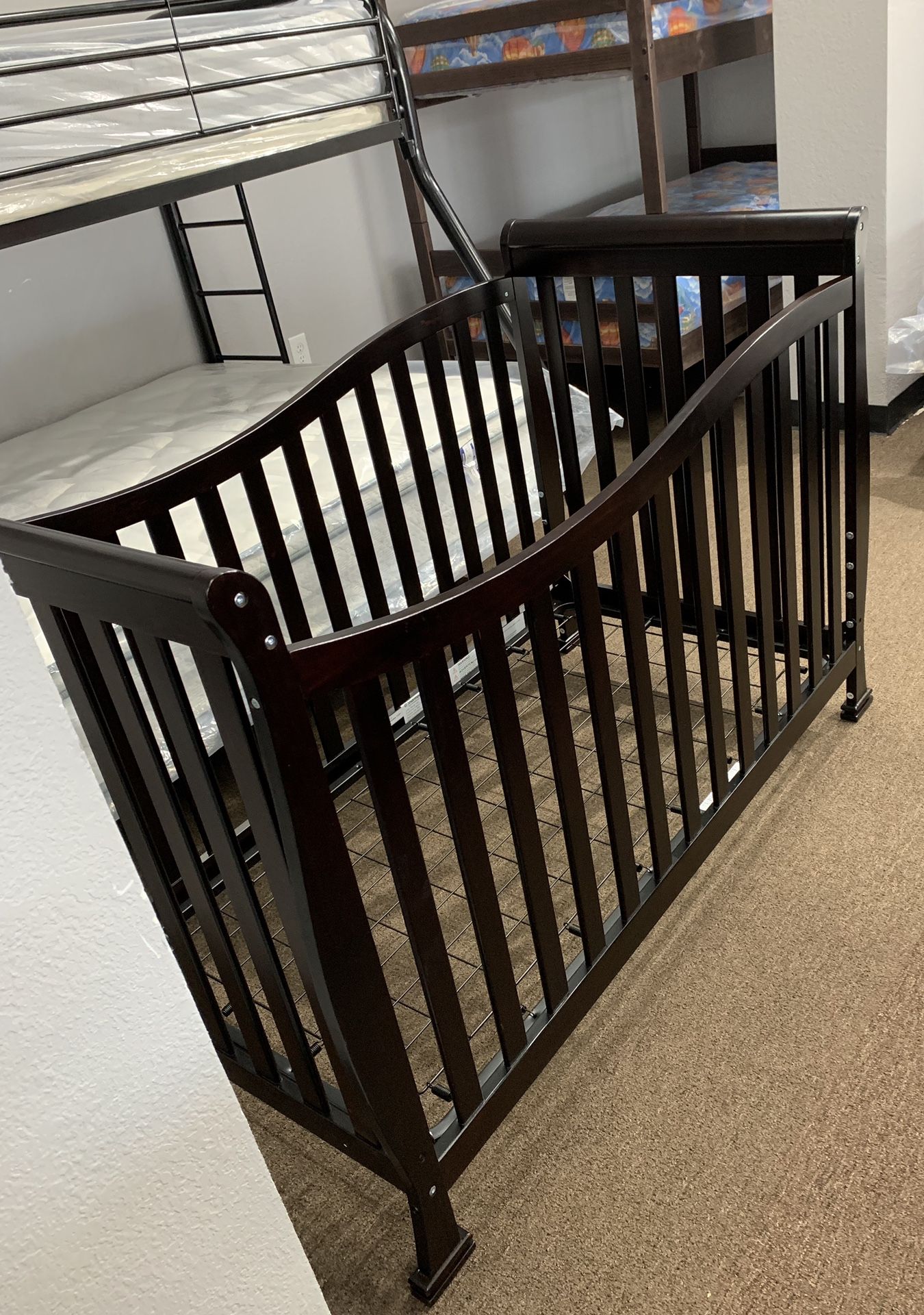 Baby crib brand new comes in box/ viene en caja la cunas