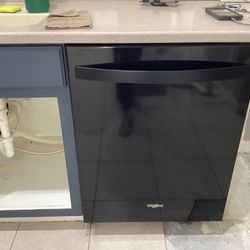 Whirlpool Dishwasher Black In Perfect Condition.