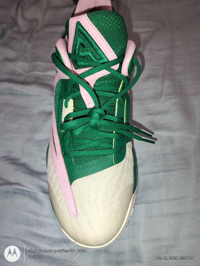 New Nike Giannis Immortality 3 Mens Size 11..5 Green/Pink Basketball Shoes