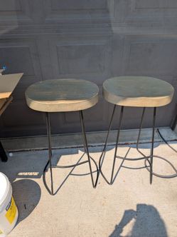 Gorgeous bar stools! Metal and wood, 34 in tall