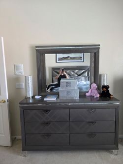 Dresser With Mirror