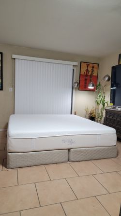 HIGH QUALITY KING SIZE TEMPURPEDIC MATTRESS AND BOXSPRING FOR SALE! IN EXCELLENT CONDITION,  FREE DELIVERY 