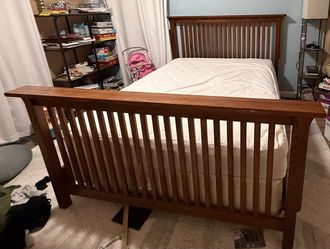 Queen Bed Set – Serta Mattress, Box Spring & Wood Frame