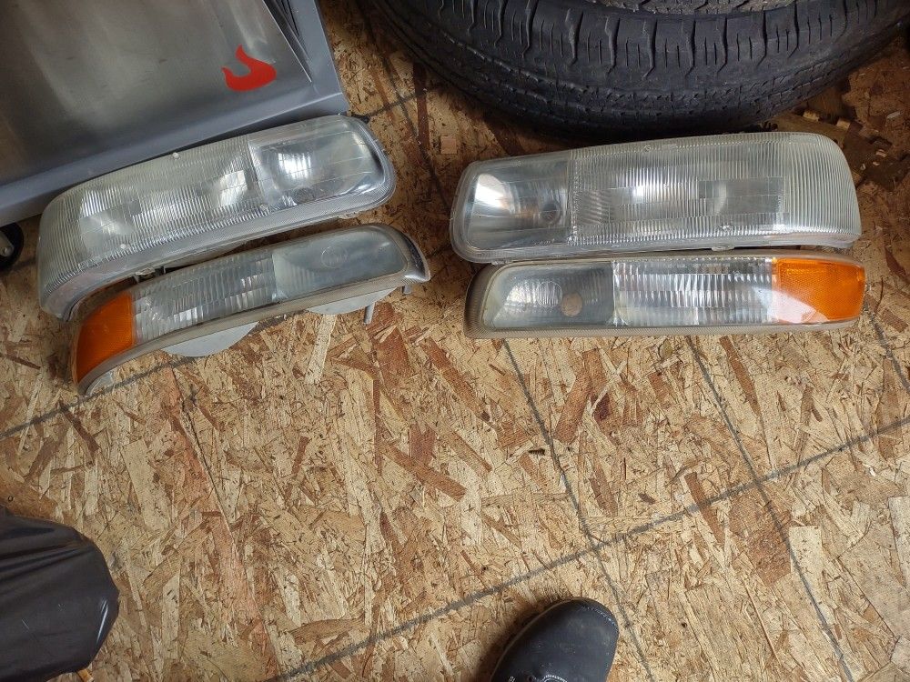 2000 Chevy Suburban Headlights 