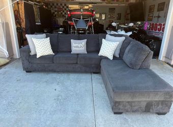 Amazing condition gray Ashley’s sectional couch !!