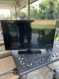 Vizio 32in Smart Tv w/ Control