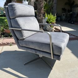 Beautiful new. Mid century modern swivel accent 🪑 Retails Over $700