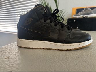 Air Jordan 1 retro mid (black gold)