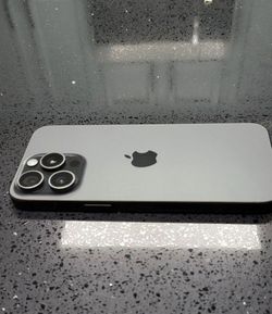 2 IPhone 15 Pro Maxes