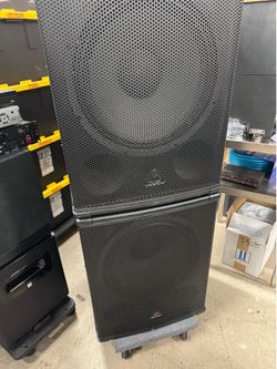 2 Behringer Eurolive subwoofers