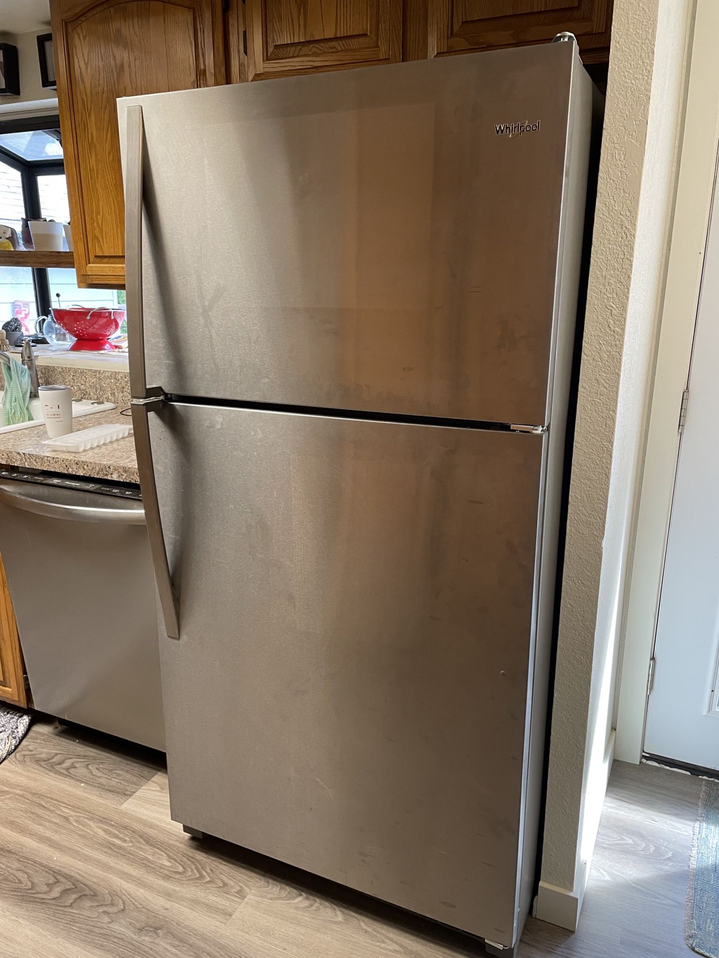 Whirlpool 33-inch Wide Top Freezer Refrigerator