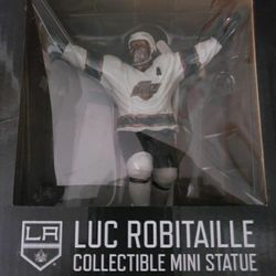 NHL Luc Robitaille Statue